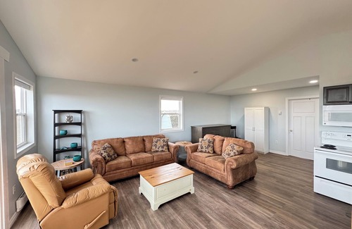 Park Corner Cottage | Your 2 bedroom Blue Cottage Just 2 Minutes from the Sands of Cousins Shore Beach