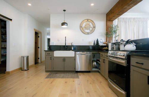 Phillips House | Your Adventure! 360° Mountaintop Views/Off-Grid Retreat on 300 Acres