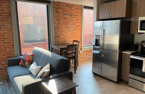 Riverside Apartment | Your Amazing 1 Bed Travel Apartment Steps From Riverfront Park