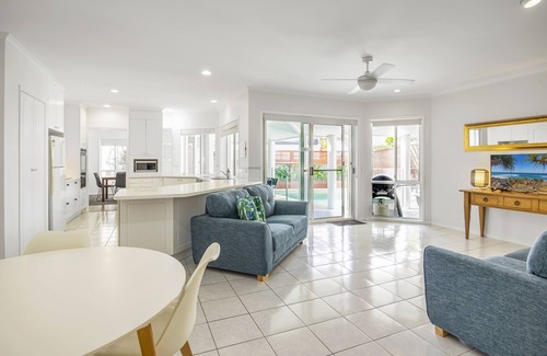 Sunrise Beach House | Your Chill out Holiday Home: Noosa vibes and Quick stroll to Sunrise Beach.