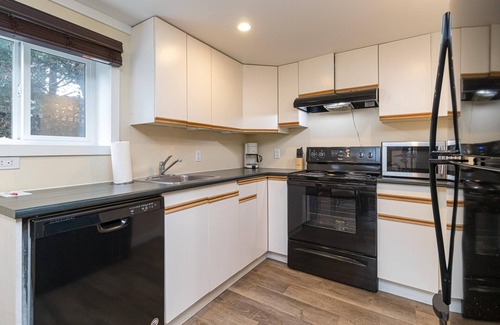 Saanich House | Your choice of 1 or 2 bedroom configuration