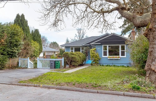 Saanich House | Your choice of 1 or 2 bedroom configuration