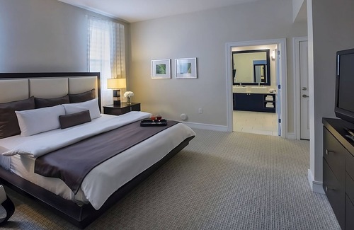 Ludlam Hotel | Your Dream Miami Retreat Awaits! 4 Gorgeous Rooms | Outdoor Pool + Spa