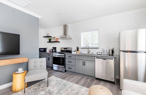 South San Gabriel House | Your Enchanting Studio Retreat: Perfect for Solo Adventurers and Couples, Unwind in Luxury with a King Bed, Gourmet Kitchen, Free Laundry Perks, and Lightning-Fast Internet for Ultimate Entertainment.