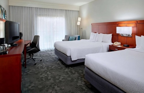 Waldron Hotel | Your Gateway to Kansas City Thrills! 3 Relaxing Units! Pets Allowed