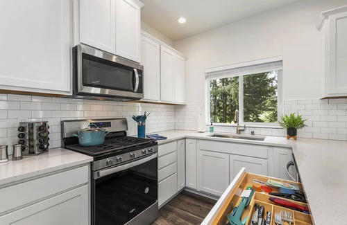 West Hills House | Your Getaway Awaits! New 3-Bedroom Nestled In The Trees