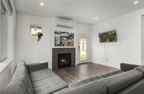 West Hills House | Your Getaway Awaits! New 3-Bedroom Nestled In The Trees