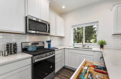 West Hills House | Your Getaway Awaits! New 3-Bedroom Nestled In The Trees