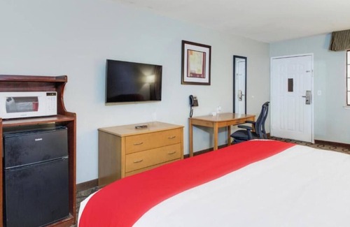 Ingleside House | Your Home Away from Home! Free Parking, Free Breakfast, Swimming Pool!