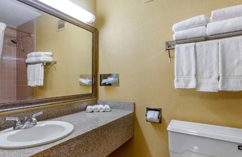 Roswell House | Your Home Away From Home! Free Parking, Free Breakfast, Pet-friendly Property