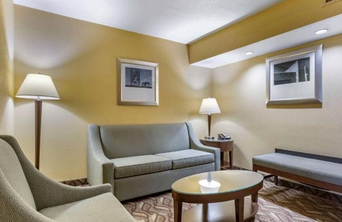 Roswell House | Your Home Away From Home! Free Parking, Free Breakfast, Pet-friendly Property