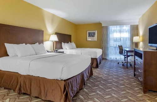 Roswell House | Your Home Away From Home! 2 Spacious Units, Free Breakfast, Pet-friendly