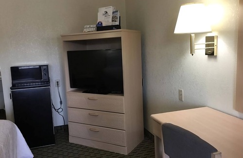 Cabot House | Your Home Away From Home! 3 Relaxing Units, Free Parking, Free Breakfast