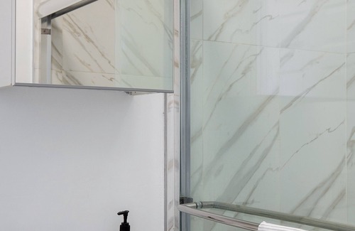 Westlake Apartment | Your Los Angeles Home | Queen Studio for 2