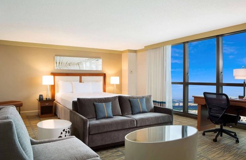 Ludlam Hotel | Your Miami Retreat - Close to Airport and Conventions! Free Airport Shuttle