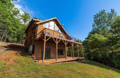 Marion Cabin | Your Mountain Getaway: 3 BR Log Home with Scenic Views on Private 2 Acres