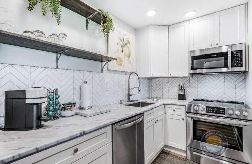 Lake Geneva House | YOUR New Luxury Lakeview Condo w Pool Access