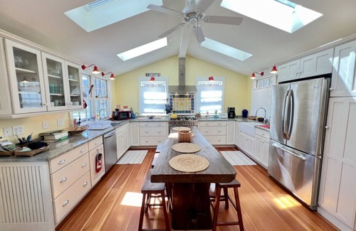West Arlington House | your next peaceful getaway featuring a 2.3 acre yard