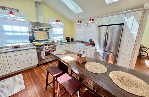 West Arlington House | your next peaceful getaway featuring a 2.3 acre yard