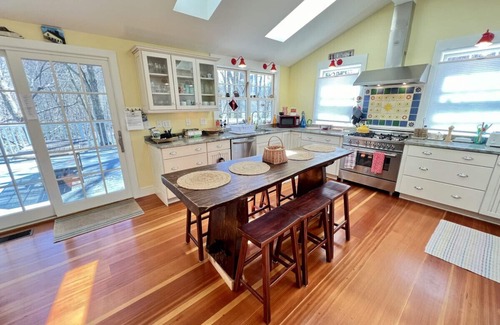 West Arlington House | your next peaceful getaway featuring a 2.3 acre yard