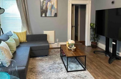 Woburn Apartment | Your Oasis Bliss-A lovely 2-Bedroom with 1-bath