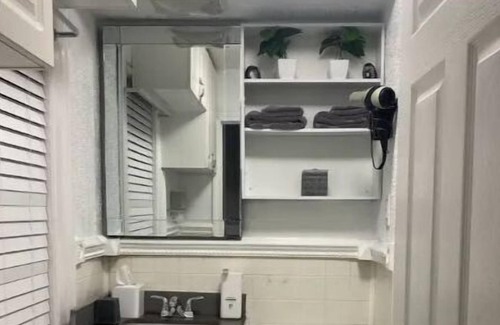 Woburn Apartment | Your Oasis Bliss-A lovely 2-Bedroom with 1-bath