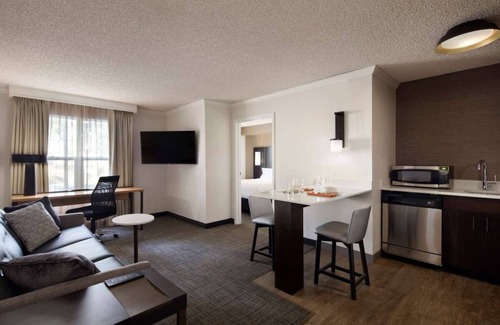 Raisin Resort | Your Perfect Getaway in Fresno! Full Kitchen, Outdoor Pool, Pets Allowed!
