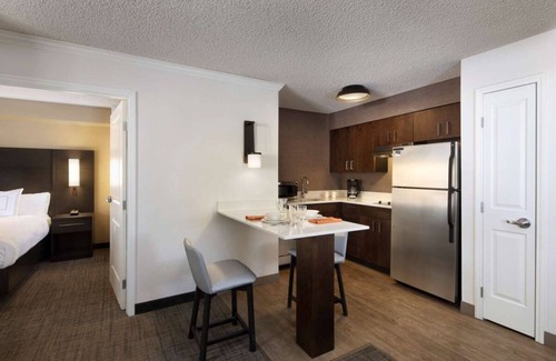 Raisin Resort | Your Perfect Getaway in Fresno! Full Kitchen, Outdoor Pool, Pets Allowed!
