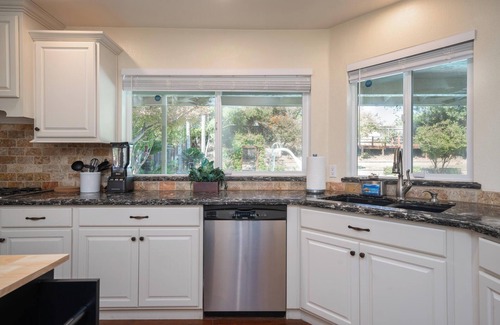 Bakersfield House | Your Poolside Hideaway