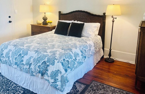 Thomas Square Apartment | Your sweet home away from home under the trees canopy of Savannah
