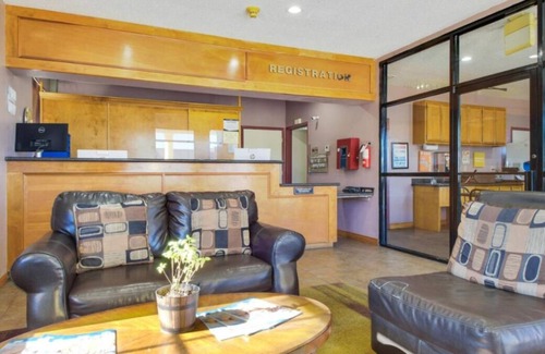 Ingleside House | Your Texas Getaway! Swimming Pool, Free Parking, Free Breakfast!