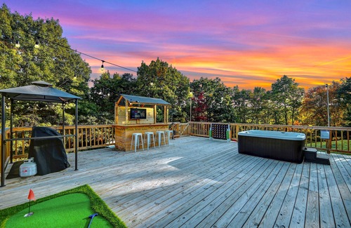Tunkhannock Township House | Your Ultimate Fun Getaway, Largest Backyard in the Poconosn