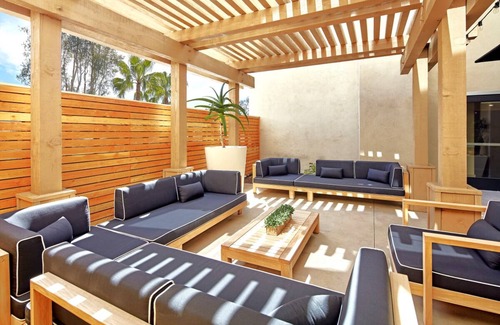 Calabasas House | Your Ultimate Leisure Stay Near Lake Calabasas Park! 3 Spacious Units, Pool