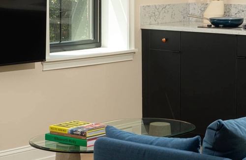 Queen Village Apartment | Yowie - Suite 202 Sunny Double Queen