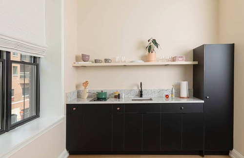Queen Village Apartment | Yowie - Suite 303 Stunning Corner King