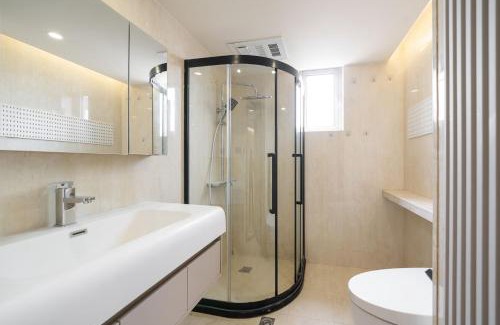 Huangpu Apartment | Yu Garden Riverside Retreat 3BR with Latex Mattresses