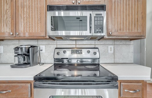 Yukon House | Yukon Finest Frontier House with Spa and Pool Minutes from Bricktown