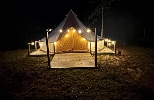 Stanton House | Yurt life/2 queen beds, Wi-Fi, FREE Shower house access