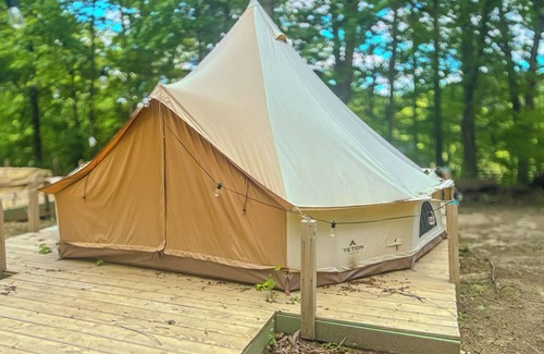 Stanton Resort | Yurt living, queen bed, WI-FI, shower house, mini fridge