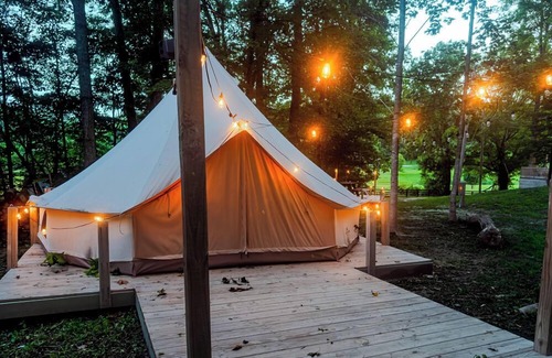 Stanton Resort | Yurt living, queen bed, WI-FI, shower house, mini fridge