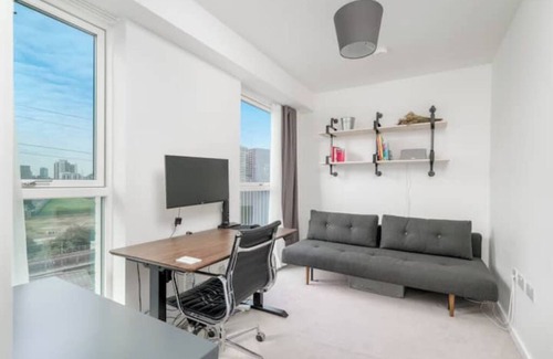 Canning Town South Apartment | Yves Klein Inspired Modern 2BR River view flatnn