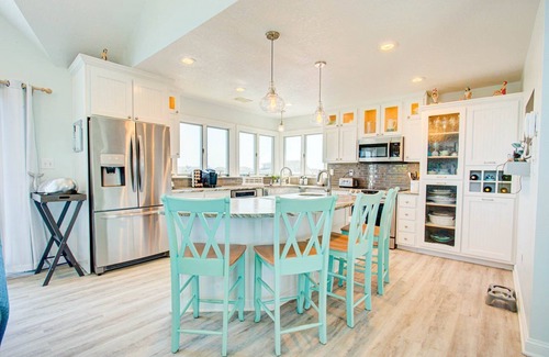 Whalehead Beach House | Z Breeze* Corolla Beach 2 Min Walk* Pool *Hot Tub