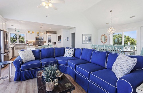 Whalehead Beach House | Z Breeze* Corolla Beach 2 Min Walk* Pool *Hot Tub