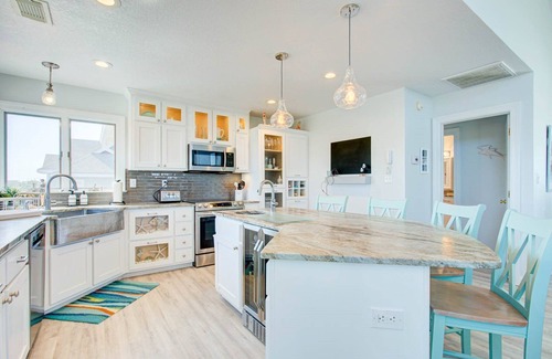 Whalehead Beach House | Z Breeze* Corolla Beach 2 Min Walk* Pool *Hot Tub