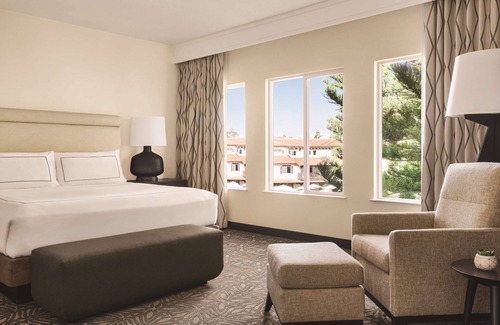 Oxnard Shores Resort | Zachari Dunes on Mandalay Beach, Curio Collection by Hilton