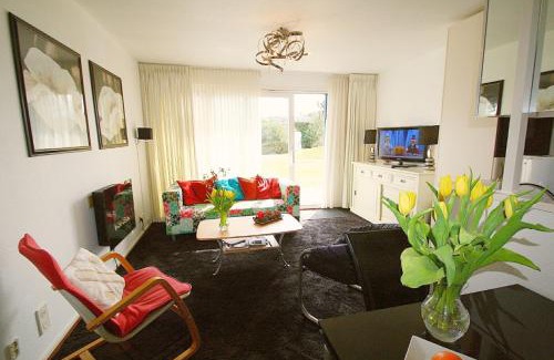 Hollum Apartment | ZEEDUIN, met ZONNIG TERRAS - volledige KEUKEN- Resort Amelander Kaap, Incl verwarmd Hotel-ZWEMBAD nabij Dorp, Duinen en Strand