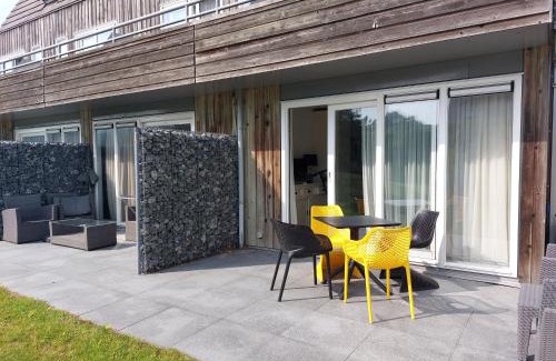 Hollum Apartment | ZEEDUIN, met ZONNIG TERRAS - volledige KEUKEN- Resort Amelander Kaap, Incl verwarmd Hotel-ZWEMBAD nabij Dorp, Duinen en Strand