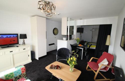 Hollum Apartment | ZEEDUIN, met ZONNIG TERRAS - volledige KEUKEN- Resort Amelander Kaap, Incl verwarmd Hotel-ZWEMBAD nabij Dorp, Duinen en Strand