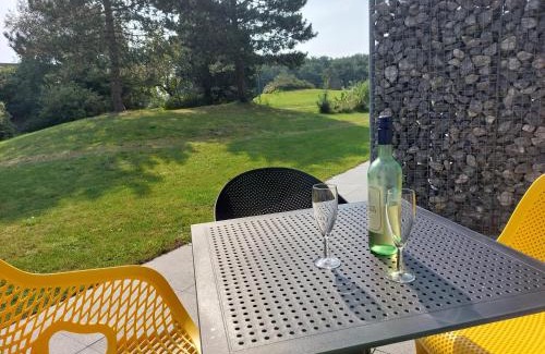 Hollum Apartment | ZEEDUIN, met ZONNIG TERRAS - volledige KEUKEN- Resort Amelander Kaap, Incl verwarmd Hotel-ZWEMBAD nabij Dorp, Duinen en Strand