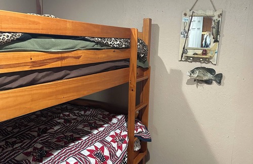 Winigan Cabin | Zeke’s Retreat – Hunter’s Getaway with On-Site Taxidermy Shop
